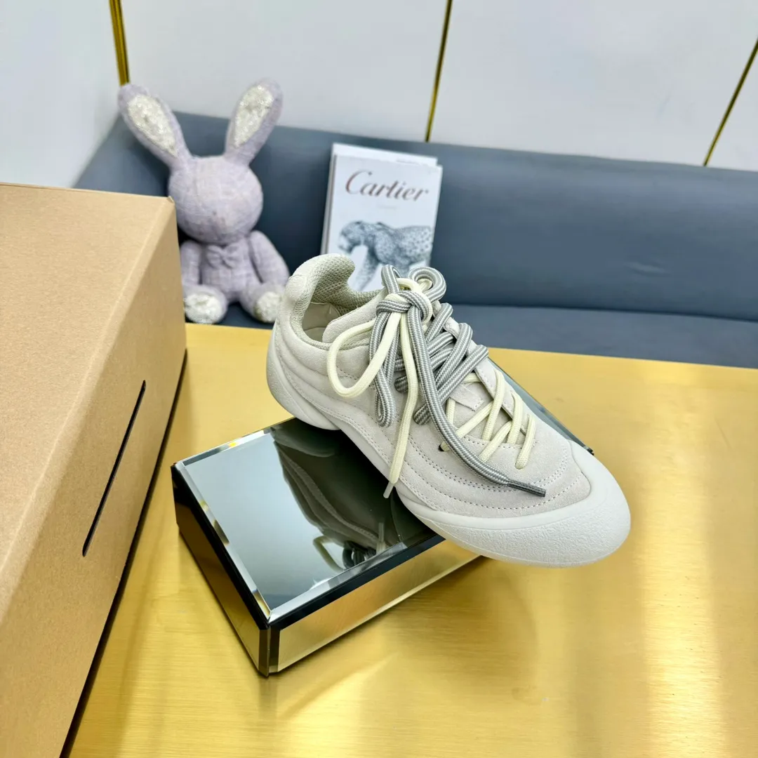👟👟Ex-factory price 600👟👟 Men's size +10 The latest popular couple model ALEXANDER MCQUEEN/Alexander McQueen 24ss The latest autumn and winter Flexion series retro casual sneakers Original purchase development and production This Flexion Off white tone grain leather low-top sneakers use different sizes of laces and are matched with lightweight segmented soles inspired by anatomy. The reverse skull pattern is embossed on the heel. Fabric: Original customized imported first-layer cowhide. Lining: Customized imported breathable mesh lining. Sole: Original open-molded non-slip TPU material. Size: #women's model 35-40 #men's model 39-45 (custom-made for 45, non-refundable)